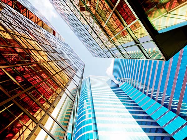 抬頭看著玻璃摩天大樓