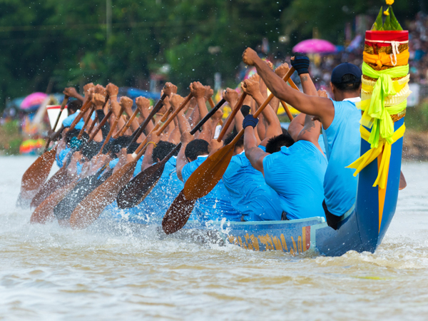 people long boat racing