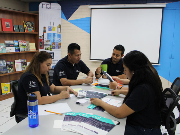 Equipo de RRD Centroamérica felices en una reunión