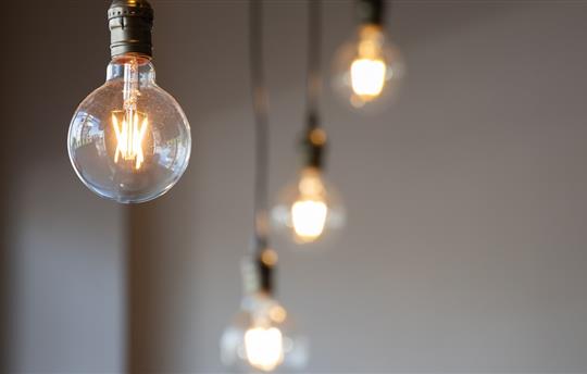 vintage light bulbs hanging from ceiling for decoration in living room.